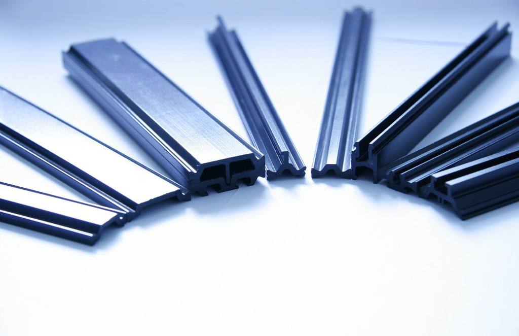 Utilisation de la qualité d'extrusion PA66 GF25 dans les bandes d'isolation thermique